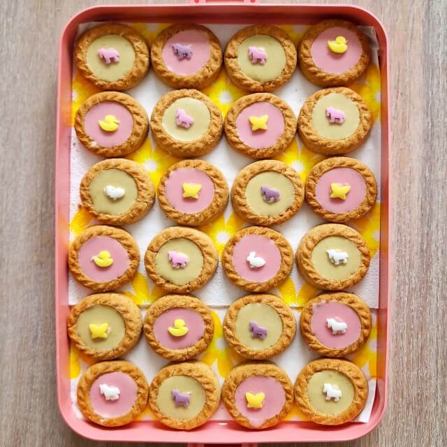 Traktatie ideeën voor kinderen: verjaardag op crèche of school. Op zoek naar een kleine mini traktatie? Deze Verkade Tops koekjes zijn klein en lekker kleurrijk. Ons meisje van 10 jaar nam ze mee voor het Suikerfeest op school in de klas in groep 6. 