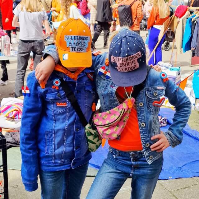 Koningsdag vind ik ieder jaar super gezellig, je komt alle ouders uit de buurt tegen. Gaan jullie zelf op de vrijmarkt staan, kijk dan even naar mijn tips om leuke dingen te doen of verkopen op de vrijmarkt. En ga je juist struinen, kijk dan naar mijn tips om te kopen op de vrijmarkt.