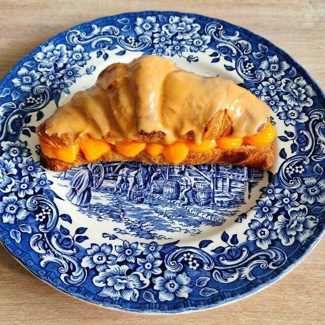 Oranje crompouce recept voor Koningsdag of voetbal. Op zoek naar een makkelijk en leuk recept voor Koningsdag of voetbal? Maak dan dit Oranje crompouce recept, oftewel croissant tompouce.