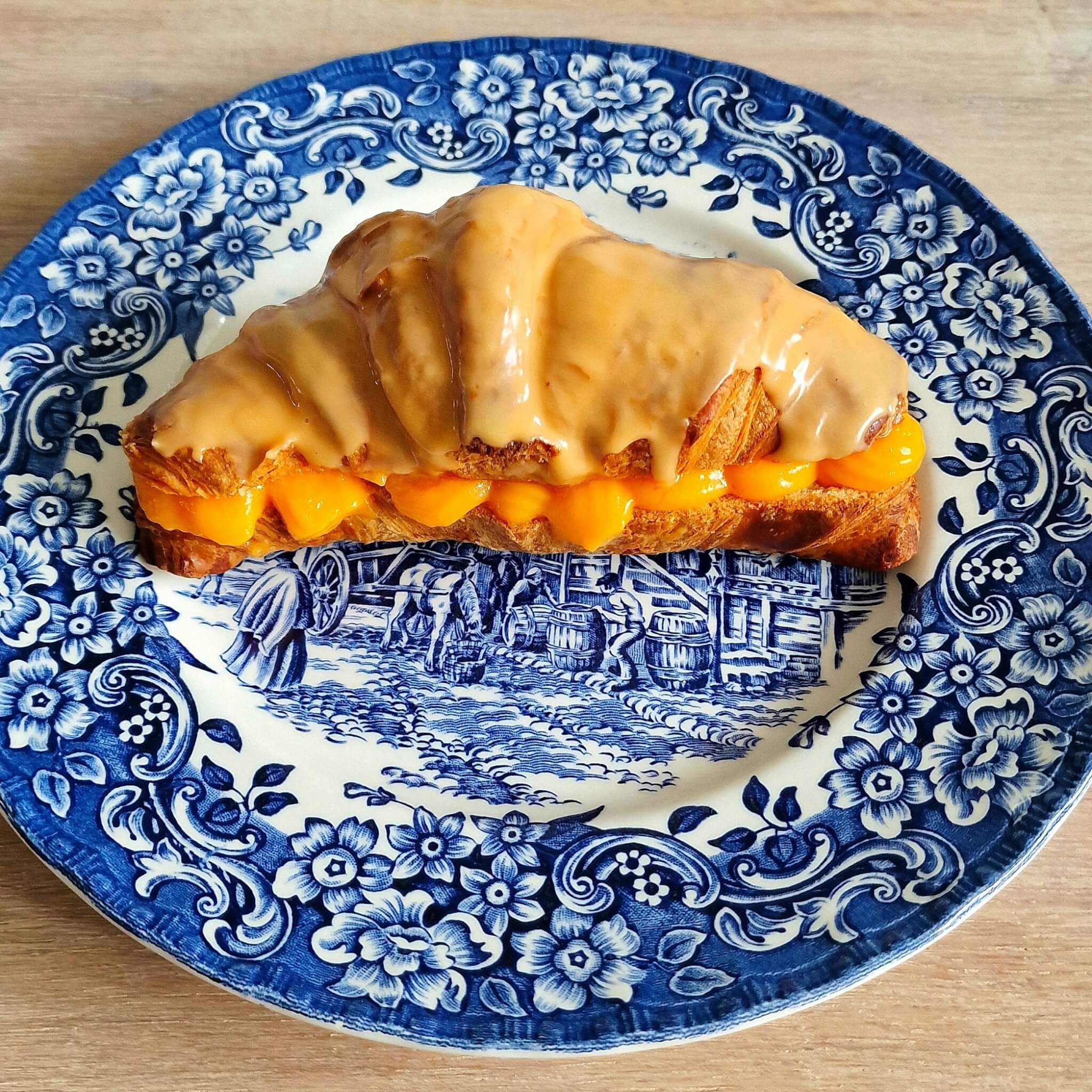 Oranje crompouce recept voor Koningsdag of voetbal. Op zoek naar een makkelijk en leuk recept voor Koningsdag of voetbal? Maak dan dit Oranje crompouce recept, oftewel croissant tompouce.