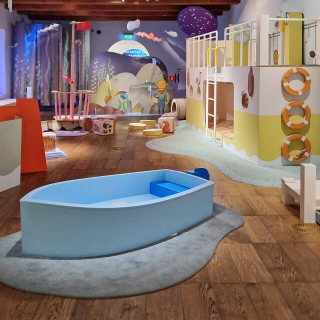 Scheepvaartmuseum in Amsterdam met kinderen. Voor kinderen vanaf 2 jaar is er de tentoonstelling Duiker Doris. Een verhalende en interactieve tentoonstelling voor peuters, kleuters en jonge kinderen. Eigenlijk een binnenspeeltuin waar kinderen van alles kunnen ontdekken. 