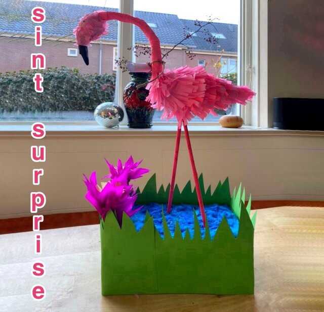 Sinterklaas surprise maken: heel veel leuke ideeën om te knutselen. De zoon van Hanna knutselde in groep 8 deze flamingo surprise.