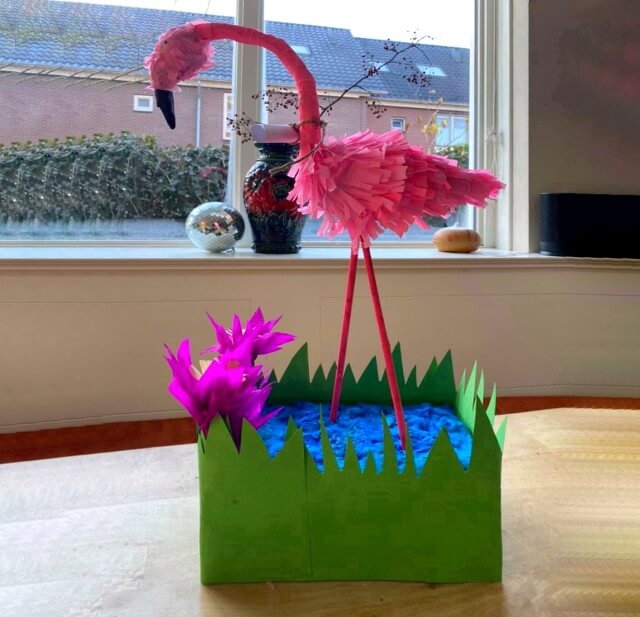 Hoe leuk is deze flamingo van papier maché?