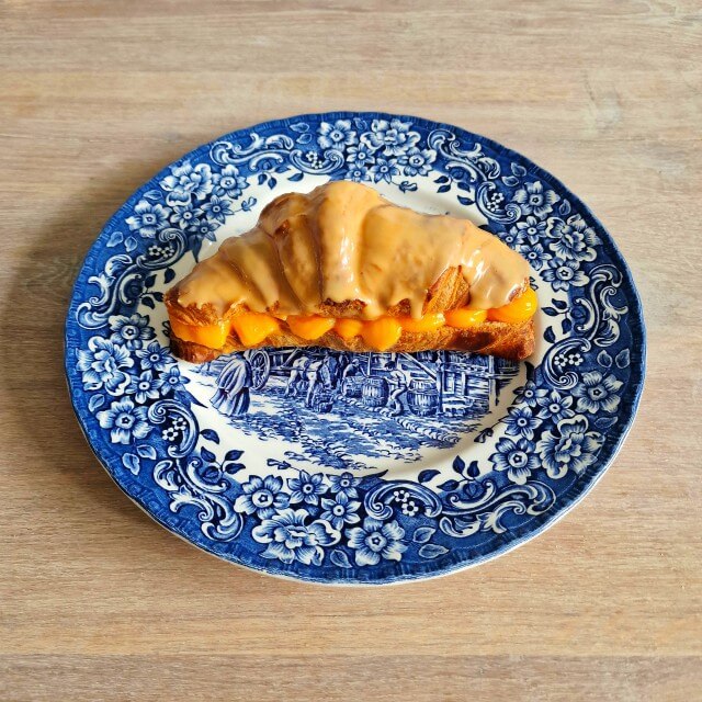 Oranje crompouce recept voor Koningsdag of voetbal. Op zoek naar een makkelijk en leuk recept voor Koningsdag of voetbal? Maak dan dit Oranje crompouce recept, oftewel croissant tompouce.