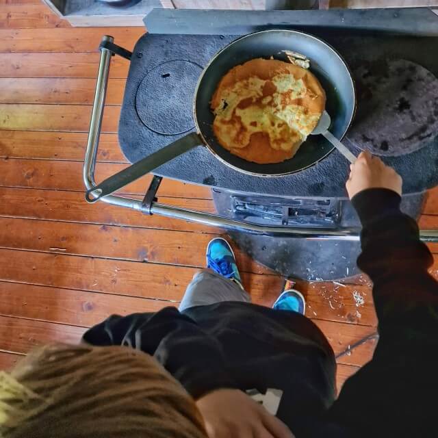 Ook zo leuk: een pannenkoeken pakket. Met een pak granen, een fles melk van de boerderij en verse eieren. Het duurde even voor we het fornuis begrepen. Tip: haal het rondje uit het fornuis, zodat de pan rechtstreeks op het vuur staat.