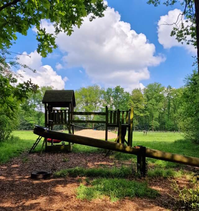 Kleintjes speelden ook veel in dit speeltuintje tussen de tenten. Eerst vroeg ik me af waar die grote stapel zand voor was, tot ik zag hoe leuk de peuters en kleuters er op speelden. Kom je met kleintjes, dan kun je een Tenthuisje naast dit speeltuintje vragen.