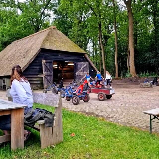 BoerenBed Landgoed Volenbeek review: bijzonder overnachten op de boerderij met kinderen. De kinderen maakten al snel vriendjes. Want dat is ideaal aan een plek als dit: in vakanties komen er veel gezinnen met peuters, kleuters en basisschool kinderen op af. Bovendien proberen Thea en Wouter kinderen van vergelijkbare leeftijden dichtbij elkaar in de tenten te plannen.