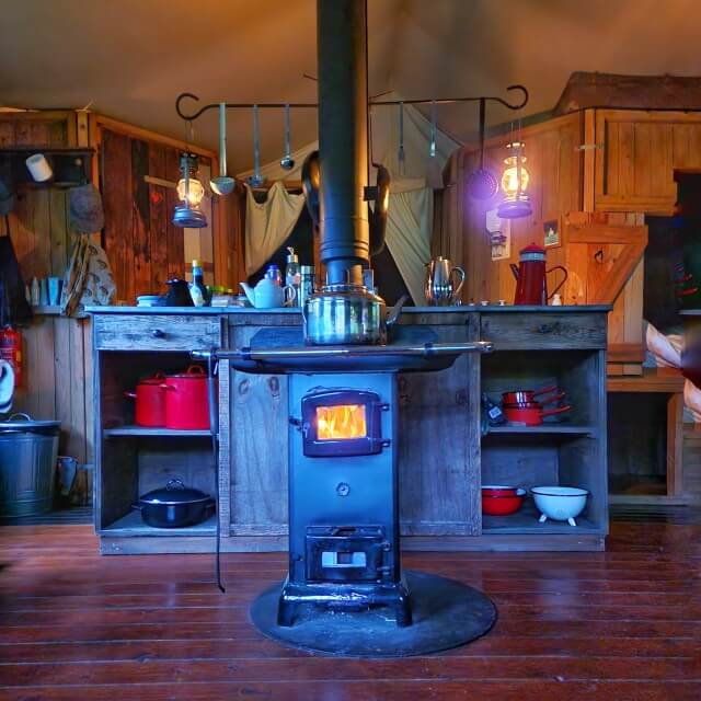 Er is een kachel, voor de warmte en met een fornuis om op te koken. Zoonlief vond het fantastisch om de kachel te doen, lekker fikkie stoken. Het vuur aanmaken, hout op het vuur blijven gooien en koken, hij vond het allemaal leuk. 