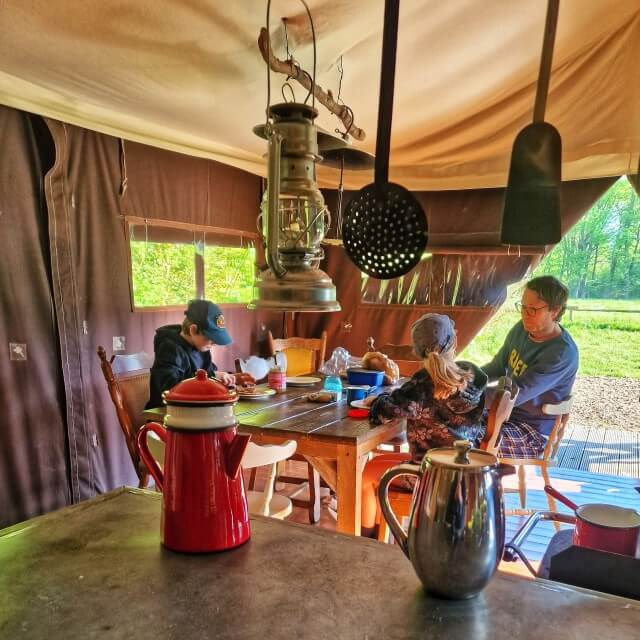 De Tenthuisjes zijn ruime safaritenten. Bij binnenkomst heb je een gezellige "woonkamer", met keuken, bank en eettafel. Eten koel je in een koelkist.