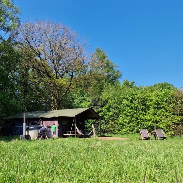 BoerenBed Landgoed Volenbeek review: bijzonder overnachten op de boerderij met kinderen. Bij Landgoed Volenbeek liggen de BoerenBed Tenthuisjes naast elkaar, met heggen er tussen. Hierdoor heb je veel privacy en uitzicht over het weiland. Wij zaten in het laatste Tenthuisje genaamd Wijnkoop. Met het mooiste uitzicht en naast de tent een eigen douche en een hottub.