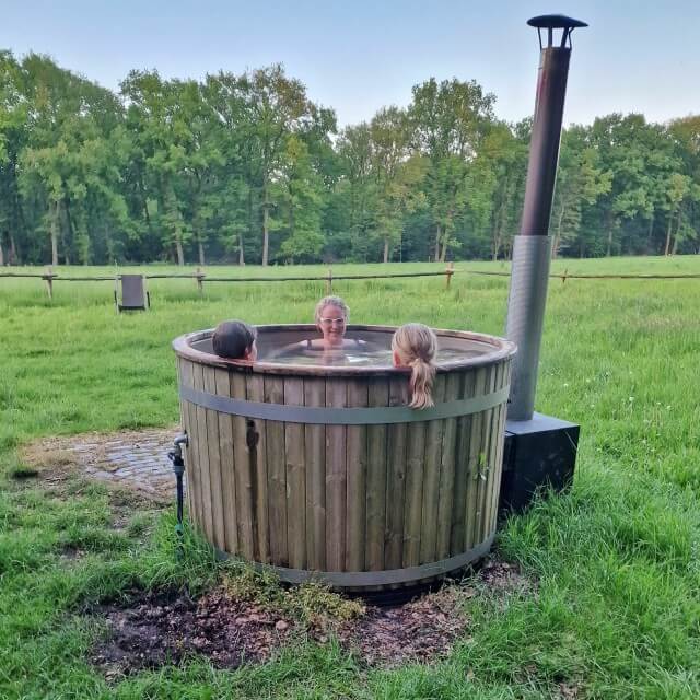 BoerenBed Landgoed Volenbeek review: bijzonder overnachten op de boerderij met kinderen. Bij Landgoed Volenbeek liggen de BoerenBed Tenthuisjes naast elkaar, met heggen er tussen. Hierdoor heb je veel privacy en uitzicht over het weiland. Wij zaten in het laatste Tenthuisje genaamd Wijnkoop. Met het mooiste uitzicht en naast de tent een eigen douche en een hottub.