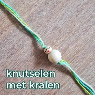 Knutselen met kralen: ideeën en voorbeelden. Zoek je leuke ideeën om te knutselen met kralen? Hier vind je allerlei ideeën met gewone kralen. Houten kralen en plastic kralen.