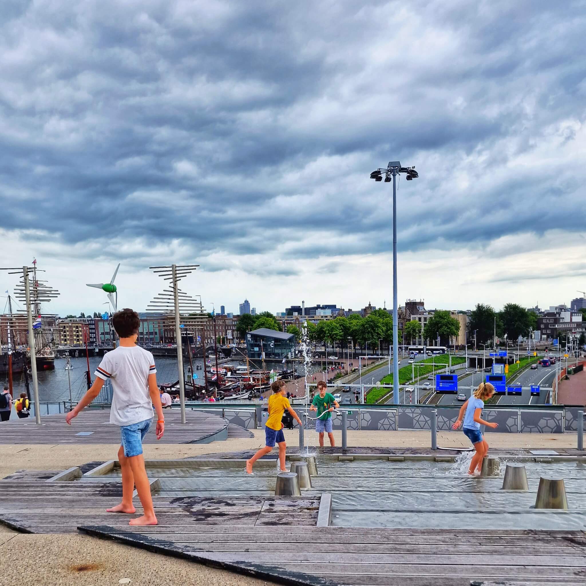 Ga je een dagje naar Amsterdam? Dan is Nemo Science Museum met kinderen een absolute aanrader. Het is een van de favoriete uitjes van onze kinderen. We delen onze tips voor een bezoek aan NEMO, natuurlijk met leuke foto's.