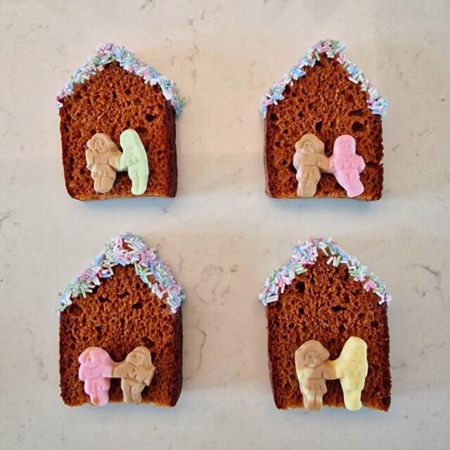 Ontbijtkoek trakteren. Op zoek naar een leuk idee om ontbijtkoek te trakteren? Maak deze ontbijtkoek huisjes voor kinderen op school of thuis.