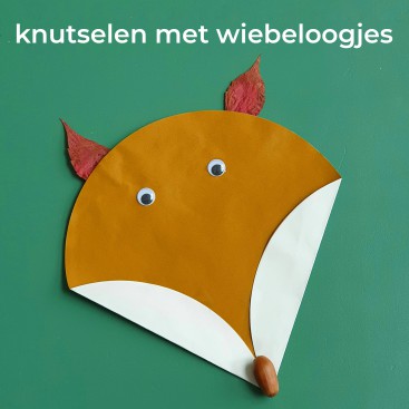 Knutselen met wiebeloogjes, knutseloogjes of plakoogjes. Met wiebeloogjes of knutseloogjes kun je leuke dingen knutselen, we laten hier leuke voorbeelden zien.