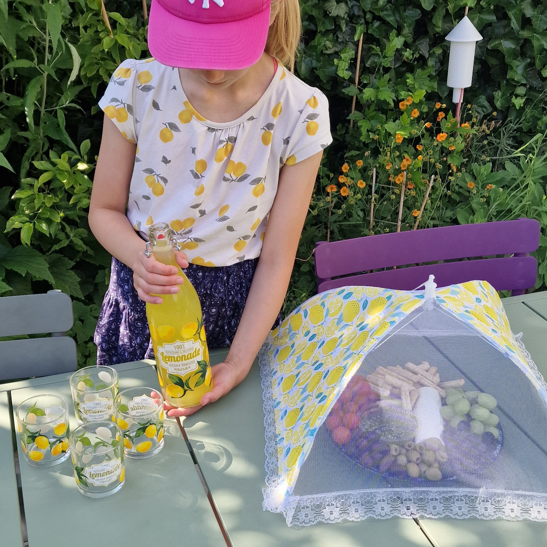 Kleine meis wil het liefst iedere dag borrelen. Van Xenos kregen we deze citroen set uit de Fruity Fiesta collectie. Ik vind de vintage look heel leuk, ook omdat het me doet denken aan de glaasjes die mijn opa en oma hadden. Heel handig: deze leuke bijpassende foodcover, zodat de vliegen en wespen de borrelhapjes niet opeten voordat wij het doen. Dus kom maar door met die zomerse borrels in tuin!