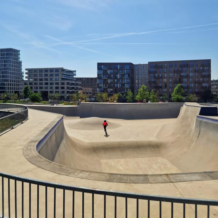 Urban Sport Zone Amsterdam: skatebaan, sportvelden en speeltuin. Ken je de Urban Sport Zone op Zeeburgereiland op IJburg in Amsterdam al? Het is de grootste skatebaan van Nederland, maar er is nog veel meer. Er zijn namelijk ook een speeltuin, sportvelden en leuke restaurants. Een leuk gratis uitje voor wie eens wat anders wil doen in Amsterdam met kinderen en tieners.