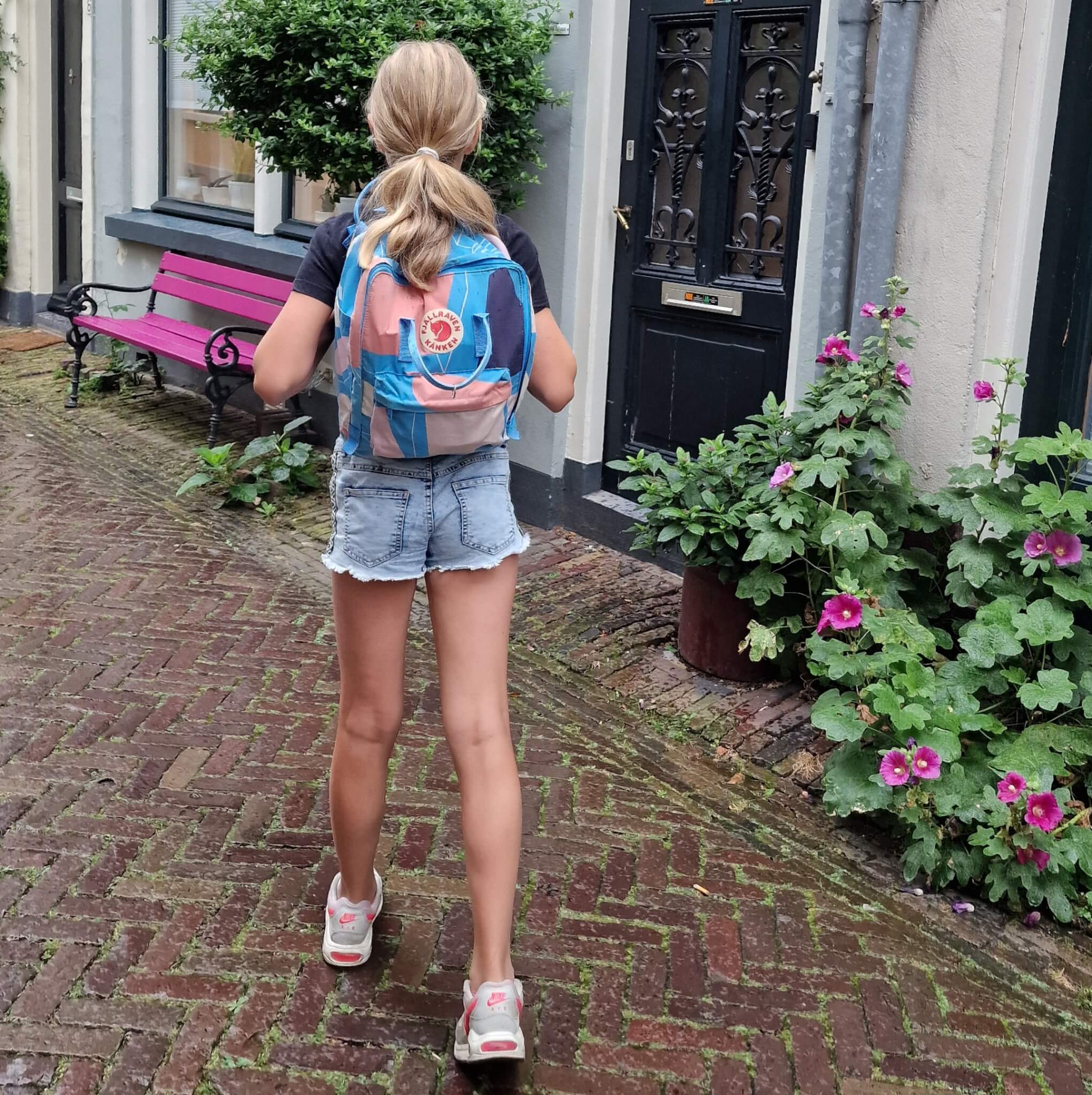 De leukste rugzakken voor kinderen en tieners. Wat zijn er veel leuke kinderrugzakken, waarmee je kind zijn of haar spulletjes mee kan nemen naar school, zwemles, opa en oma of de crèche. In mini formaat rugtas, om een reserve setje kleding voor de kinderopvang in te stoppen. Of in een groter formaat voor de broodtrommel en gymspullen. Ik verzamelde de leukste rugzakken voor kinderen. 