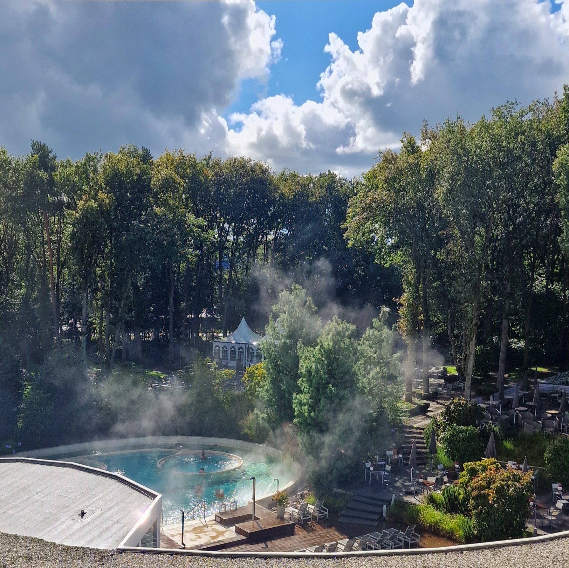 Sanadome ligt in de bossen van Nijmegen. Met zwembad binnen en buiten, verschillende bubbelbaden, sauna, Turks stoombad en restaurants. Badkleding is hier verplicht. We boekten een kamer in het hotel en konden er beide dagen van genieten. Ook boekten we een extra massage en Yoga Nidra sessie, heerlijk. Ik ging met een vriendin, maar kinderen vanaf 10 jaar kunnen ook mee.