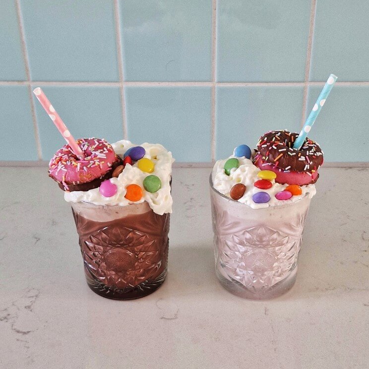Recept voor de leukste chocolademelk. Ons meisje vindt Freak Shakes fantastisch, maar ze zijn wel erg heftig. Dus ik besloot een Freak Choco voor de kinderen te maken. Ook heftig maar net ietsje minder heftig.
