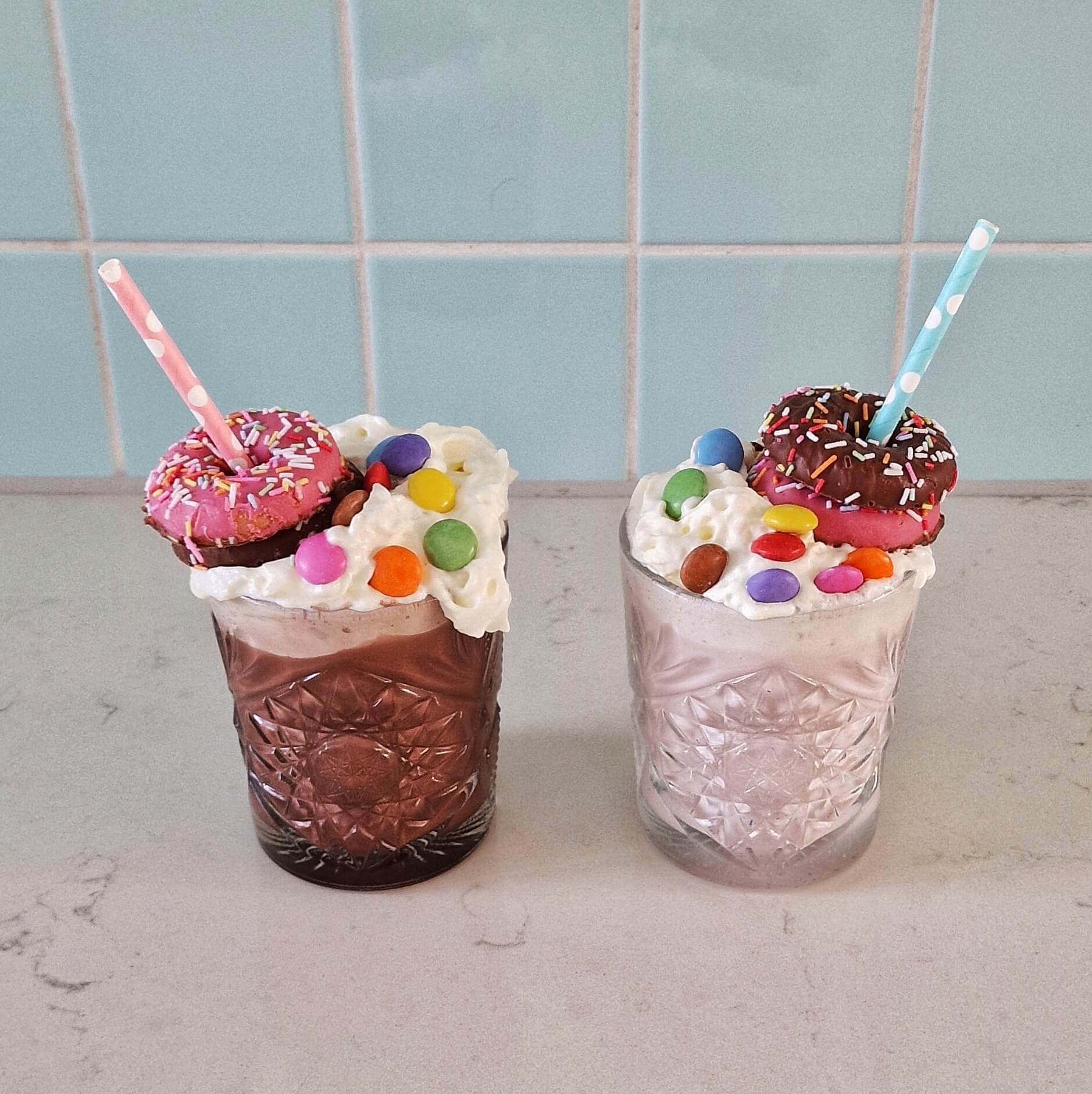 Recept voor de leukste chocolademelk. Ons meisje vindt Freak Shakes fantastisch, maar ze zijn wel erg heftig. Dus ik besloot een Freak Choco voor de kinderen te maken. Ook heftig maar net ietsje minder heftig.