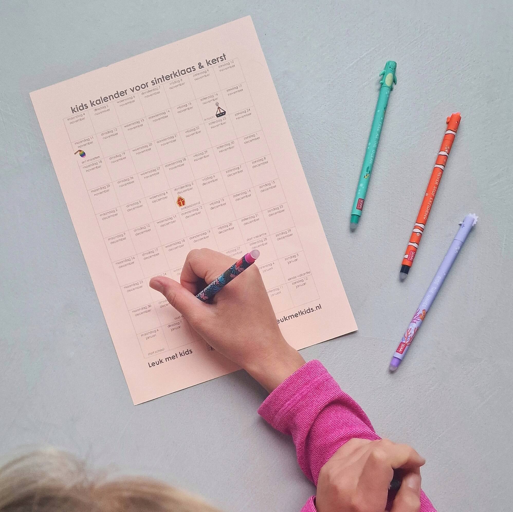 Feestdagenkalender voor Sint Maarten, Sinterklaas en Kerst. Onze kids zijn gek op de feestdagen, maar ze worden er ook wel onrustig van. Want wanneer zijn al die feestdagen in november en december nou precies? En oh ja, wanneer ben ik jarig en wanneer begint de kerstvakantie? Tijd voor een beetje overzicht dus voor de kids en voor onszelf. Ik maakte een feestdagenkalender voor Sint Maarten, de Sinterklaas intocht, pakjesavond, Kerst en Oud en Nieuw.