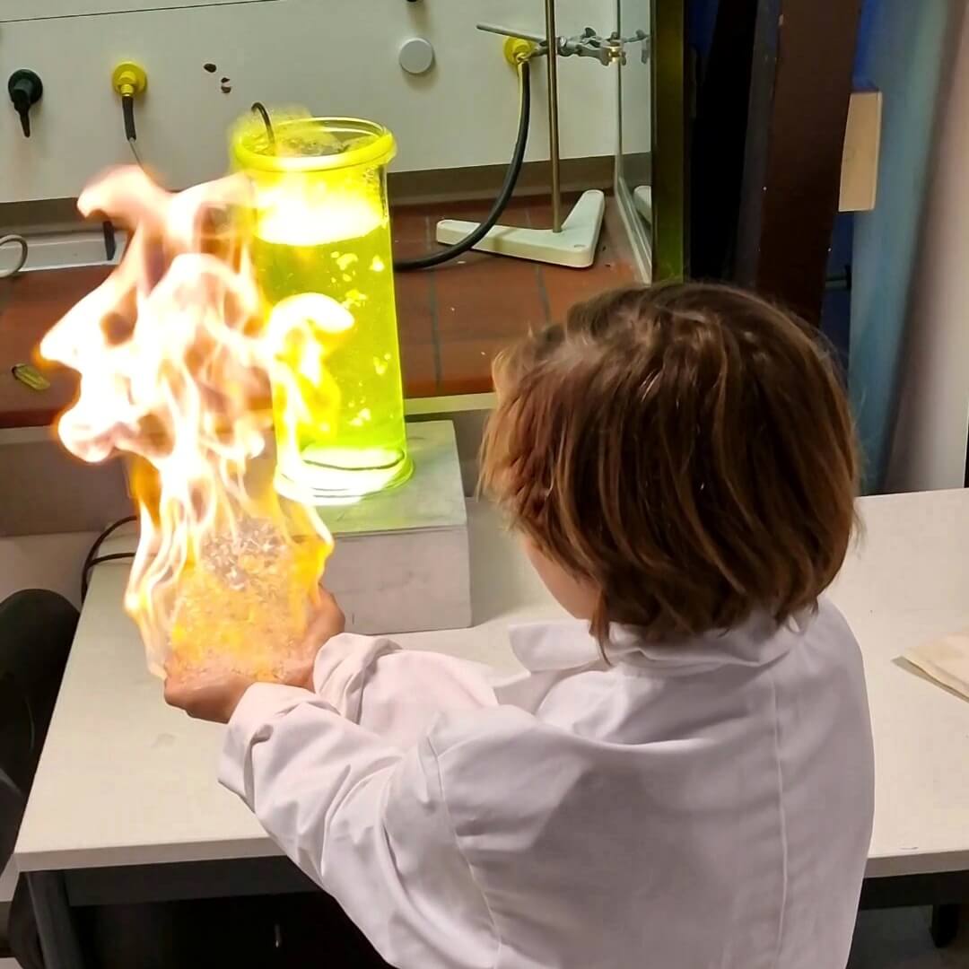 Open dag middelbare school: vragen die je kunt stellen. Voordat je kind naar de middelbare school gaat bezoek je waarschijnlijk een aantal open dagen. Wat wil je weten, waar kun je op letten? Hier vind je vragen die je kunt stellen op de open dag van de middelbare school.