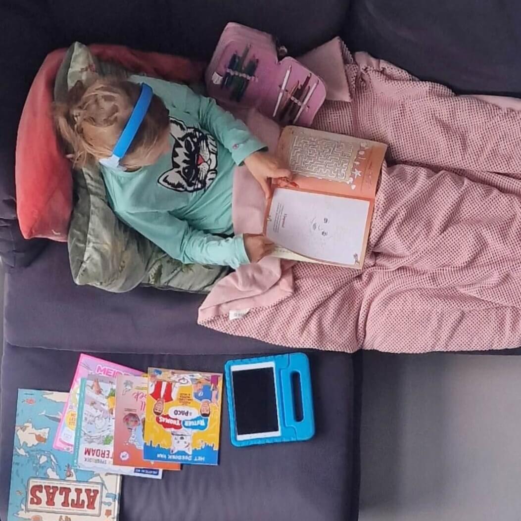 Een ziek kind vermaken: tips zonder scherm. Hoe kun je een ziek kind vermaken zonder televisie, gamen of ander scherm? Bekijk onze tips wat kinderen met griep kunnen doen.