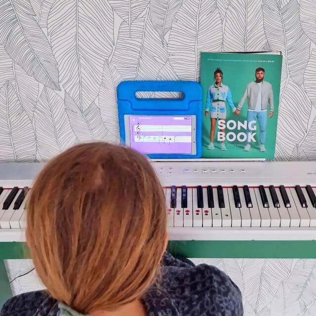 We hebben een elektrische piano. Deze vakantie gaan we veel piano oefenen met de app Simply Piano. Beide kinderen zijn al een flink eind gekomen met die app.
