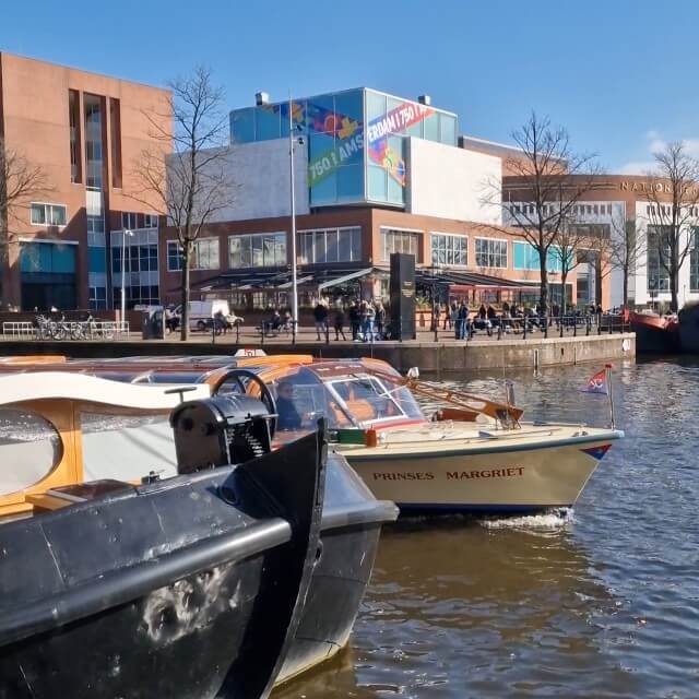 Wil je eens een bijzondere boottocht doen? Amsterdam bestaat 750 jaar en daarom worden er allerlei leuke activiteiten georganiseerd. Zo is er een speciale tour met de oudste rederij van de stad, over geschiedenis, kunst en architectuur. Ik nam ons Amsterdammertje van 13 jaar mee. Wij zeggen: heel leuk met oudere kids en tieners!