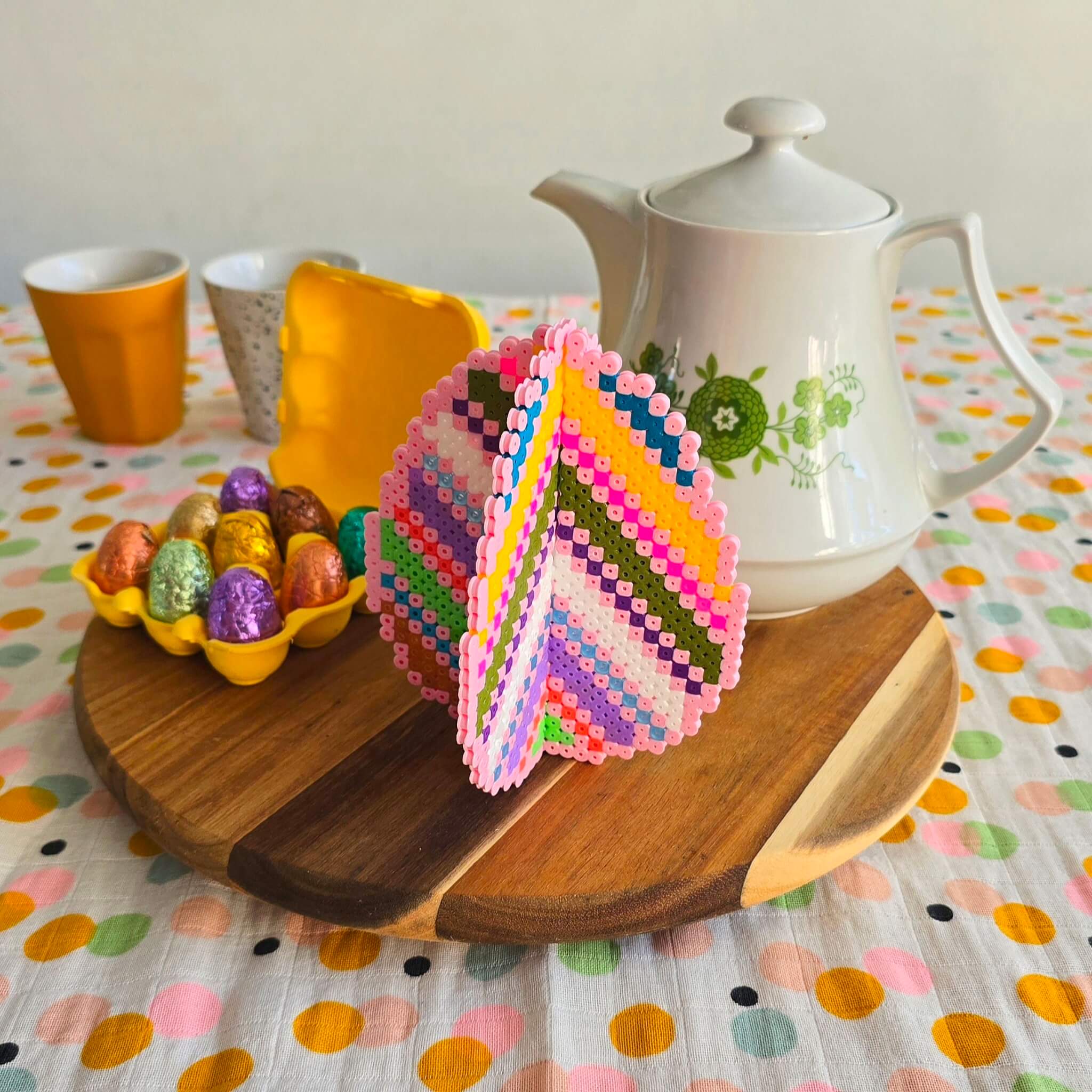 Knutselen met strijkkralen: Pasen en de lente. Zoals een groot 3D paasei van strijkkralen knutselen.