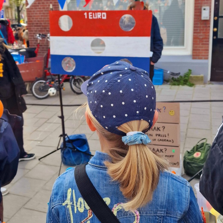 Koningsdag vrijmarkt tips voor kinderen: dingen doen of verkopen. Je kunt op de Koningsdag vrijmarkt natuurlijk gewoon alle overbodige spullen verkopen. Maar je kunt als kind op de Koningsdag vrijmarkt ook leuke andere dingen verzinnen om te doen of verkopen. Een leuke manier om wat extra zakgeld te verdienen en te leren omgaan met geld. Bekijk daarom onze Koningsdag vrijmarkt tips voor kinderen. Deze klassieker is bijvoorbeeld altijd leuk: een bord om ballen doorheen te gooien.