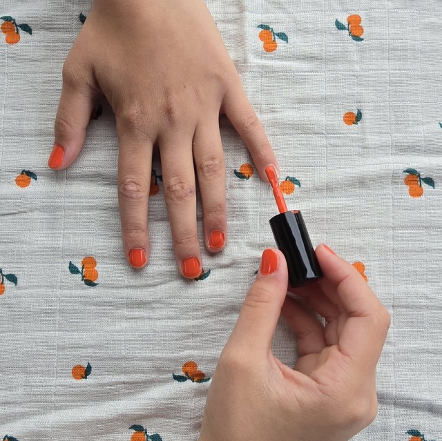 Koningsdag vrijmarkt tips voor kinderen: dingen doen of verkopen. Je kunt op de Koningsdag vrijmarkt natuurlijk gewoon alle overbodige spullen verkopen. Maar je kunt als kind op de Koningsdag vrijmarkt ook leuke andere dingen verzinnen om te doen of verkopen. Een leuke manier om wat extra zakgeld te verdienen en te leren omgaan met geld. Bekijk daarom onze Koningsdag vrijmarkt tips voor kinderen. Zoals nagels lakken bij andere kinderen en volwassenen.