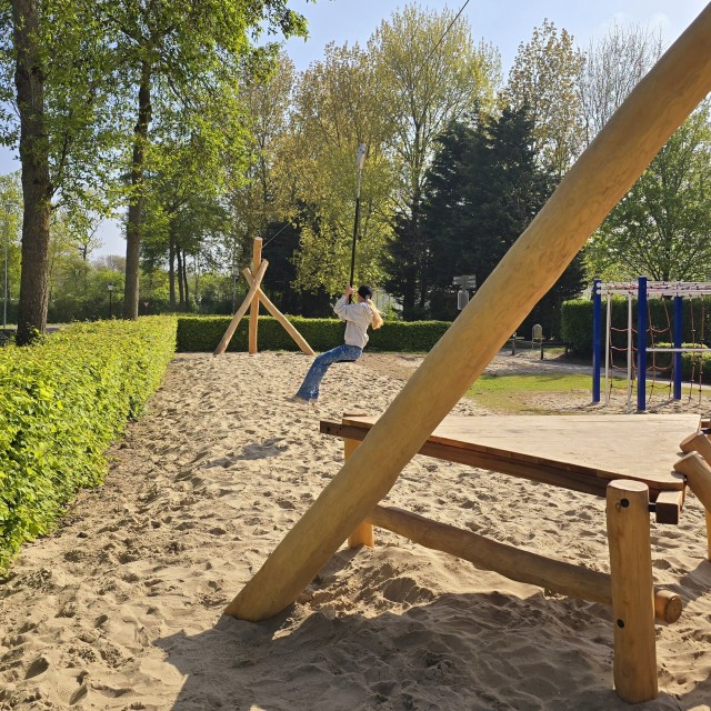 Roompot Water Village en Beach Resort in Kamperland: een review. Een kleinschalig rustig vakantiepark met de faciliteiten van een groot vakantiepark, dat klinkt ideaal met kinderen en tieners toch? Roompot Water Village in Kamperland ligt naast het Roompot Beach Resort, met strand, zwembad, speeltuinen en sportfaciliteiten, kijk mee voor onze review. Er zijn onder meer midgetgolf, voetbalveldje, squashbanen, trampolines en speeltuinen buiten en een binnenspeeltuin.