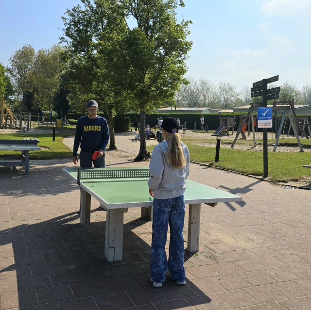 Roompot Water Village en Beach Resort in Kamperland: een review. Een kleinschalig rustig vakantiepark met de faciliteiten van een groot vakantiepark, dat klinkt ideaal met kinderen en tieners toch? Roompot Water Village in Kamperland ligt naast het Roompot Beach Resort, met strand, zwembad, speeltuinen en sportfaciliteiten, kijk mee voor onze review. Er zijn onder meer midgetgolf, voetbalveldje, squashbanen, trampolines en speeltuinen buiten en een binnenspeeltuin.