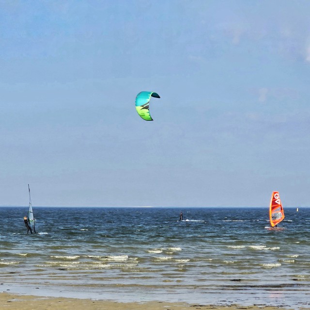 Roompot Water Village en Beach Resort in Kamperland: een review. Een kleinschalig rustig vakantiepark met de faciliteiten van een groot vakantiepark, dat klinkt ideaal met kinderen en tieners toch? Roompot Water Village in Kamperland ligt naast het Roompot Beach Resort, met strand, zwembad, speeltuinen en sportfaciliteiten, kijk mee voor onze review. Er is een strand aan de Oosterschelde. Met surfschool waar je (kite)surfles kunt krijgen, een surfwinkeltje en klein barretje.