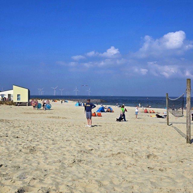 Roompot Water Village en Beach Resort in Kamperland: een review. Een kleinschalig rustig vakantiepark met de faciliteiten van een groot vakantiepark, dat klinkt ideaal met kinderen en tieners toch? Roompot Water Village in Kamperland ligt naast het Roompot Beach Resort, met strand, zwembad, speeltuinen en sportfaciliteiten, kijk mee voor onze review. Er is een strand aan de Oosterschelde. Met surfschool waar je (kite)surfles kunt krijgen, een surfwinkeltje en klein barretje.