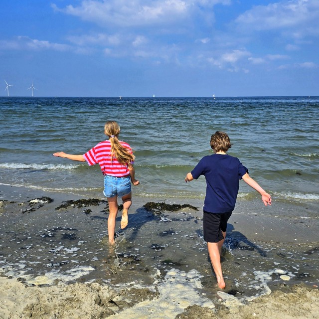 Roompot Water Village en Beach Resort in Kamperland: een review. Een kleinschalig rustig vakantiepark met de faciliteiten van een groot vakantiepark, dat klinkt ideaal met kinderen en tieners toch? Roompot Water Village in Kamperland ligt naast het Roompot Beach Resort, met strand, zwembad, speeltuinen en sportfaciliteiten, kijk mee voor onze review. Er is een strand aan de Oosterschelde. Met surfschool waar je (kite)surfles kunt krijgen, een surfwinkeltje en klein barretje.