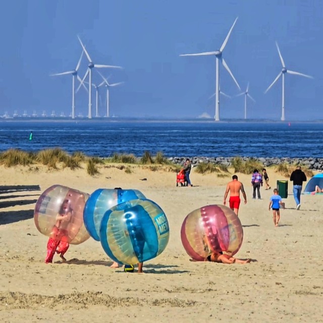 Roompot Water Village en Beach Resort in Kamperland: een review. Een kleinschalig rustig vakantiepark met de faciliteiten van een groot vakantiepark, dat klinkt ideaal met kinderen en tieners toch? Roompot Water Village in Kamperland ligt naast het Roompot Beach Resort, met strand, zwembad, speeltuinen en sportfaciliteiten, kijk mee voor onze review. Er is een strand aan de Oosterschelde. Met surfschool waar je (kite)surfles kunt krijgen, een surfwinkeltje en klein barretje.
