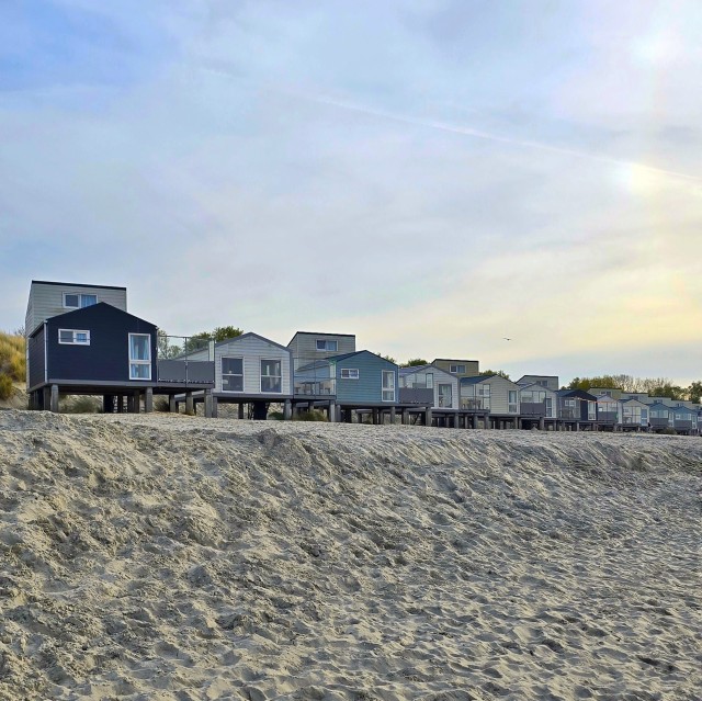 Roompot Water Village en Beach Resort in Kamperland: een review. Een kleinschalig rustig vakantiepark met de faciliteiten van een groot vakantiepark, dat klinkt ideaal met kinderen en tieners toch? Roompot Water Village in Kamperland ligt naast het Roompot Beach Resort, met strand, zwembad, speeltuinen en sportfaciliteiten, kijk mee voor onze review. Er is een strand aan de Oosterschelde. Met surfschool waar je (kite)surfles kunt krijgen, een surfwinkeltje en klein barretje.
