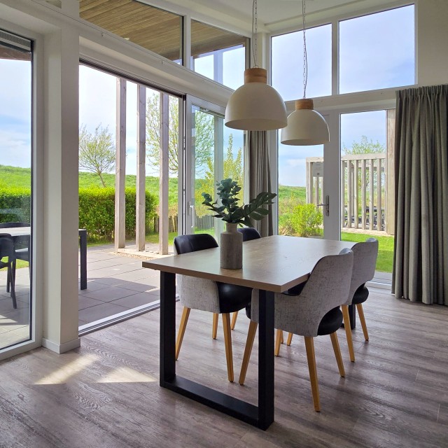 Roompot Water Village en Beach Resort in Kamperland: een review. Een kleinschalig rustig vakantiepark met de faciliteiten van een groot vakantiepark, dat klinkt ideaal met kinderen en tieners toch? Roompot Water Village in Kamperland ligt naast het Roompot Beach Resort, met strand, zwembad, speeltuinen en sportfaciliteiten, kijk mee voor onze review. Dit is ons vakantiehuisje in Water Village.