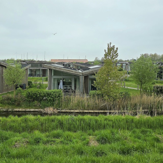 Roompot Water Village en Beach Resort in Kamperland: een review. Een kleinschalig rustig vakantiepark met de faciliteiten van een groot vakantiepark, dat klinkt ideaal met kinderen en tieners toch? Roompot Water Village in Kamperland ligt naast het Roompot Beach Resort, met strand, zwembad, speeltuinen en sportfaciliteiten, kijk mee voor onze review. Dit is ons vakantiehuisje in Water Village.