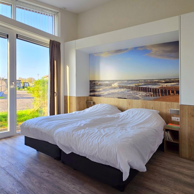 Roompot Water Village en Beach Resort in Kamperland: een review. Een kleinschalig rustig vakantiepark met de faciliteiten van een groot vakantiepark, dat klinkt ideaal met kinderen en tieners toch? Roompot Water Village in Kamperland ligt naast het Roompot Beach Resort, met strand, zwembad, speeltuinen en sportfaciliteiten, kijk mee voor onze review. Dit is ons vakantiehuisje in Water Village.