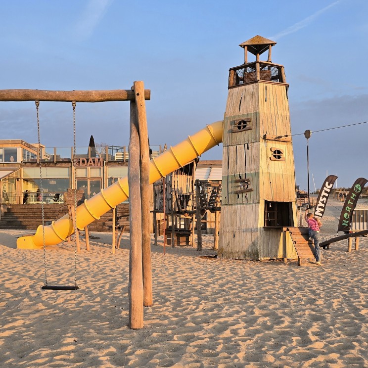 De leukste kindvriendelijke strandtenten: zomer met kinderen. De DAM in Vrouwenpolder op Walcheren: strandrestaurant met grote strandspeeltuin en kindermenu. De houten speeltuin heeft ook een mooie vuurtoren. Daarnaast zijn er onder meer een kabelbaan en schommels: strandrestaurant met grote strandspeeltuin en kindermenu. De houten speeltuin heeft ook een mooie vuurtoren. Verder zijn er onder meer een kabelbaan en schommels.