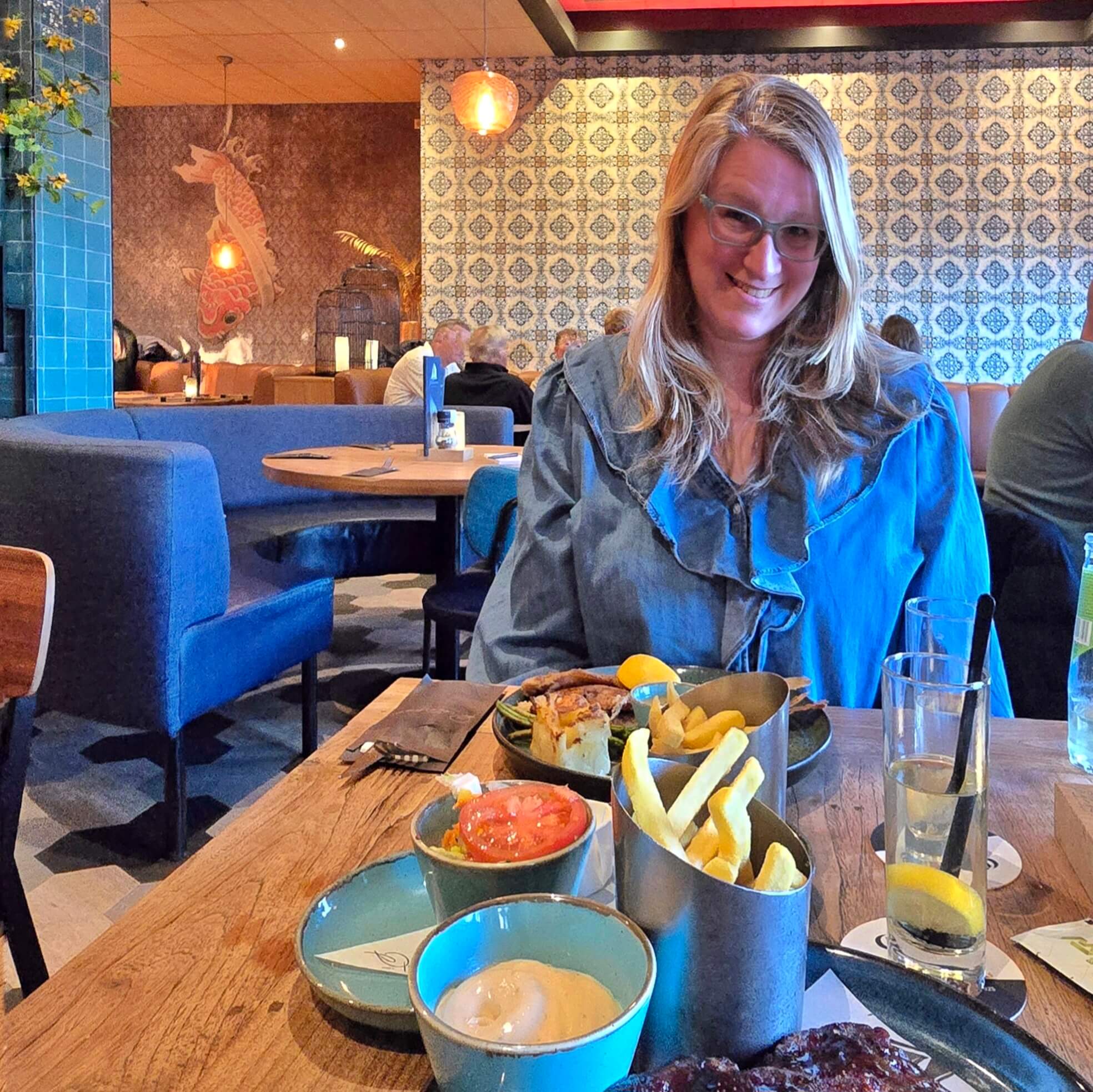 Restaurant Pieterman in Volendam, een hippe plek in de Marinapark haven, leuk met kinderen en tieners. Met natuurlijk lekker veel vis op de kaart. En in de zomer heb je vanaf het terras uitzicht op de jachthaven Marinapark. Voor kleintjes staat er in de garderobe een kastje met speelgoed. Ook is er een flinke lade met kleurboeken. Daarnaast zijn er natuurlijk kinderstoelen.