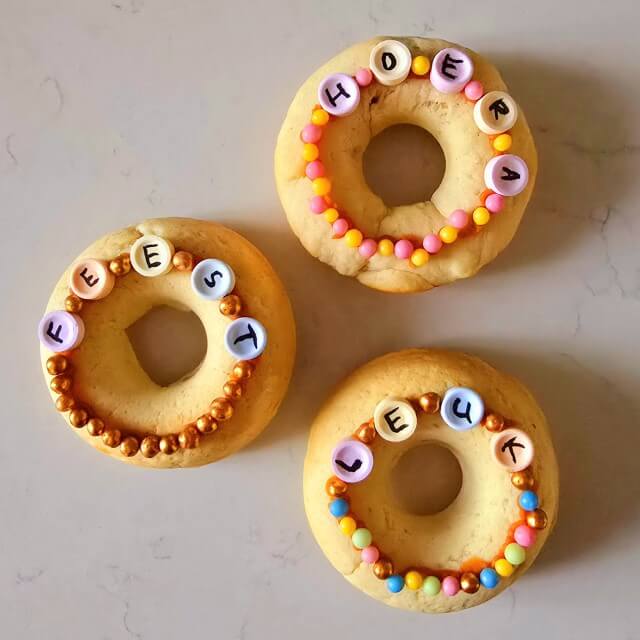 Heel veel traktatie ideeën voor kinderen: verjaardag op crèche of school. Zoals een donut recept met "vriendschapsarmbandje" als traktatie. Leuk om te trakteren op school, maar ook op een verjaardagsfeestje of gewoon gezellig in het weekend. 