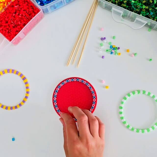 Lente en zomer knutselen: leuke ideeën voor kinderen. Hoe leuk is deze zelfgeknutselde bellenblaas van strijkkralen? Je maakt een rondje van strijkkralen, dat je strijkt. Vervolgens prik je er voorzichtig een satéprikker in. Voor kleintjes kun je de strijkkralen rand het beste dubbel maken, dan is het wat steviger.