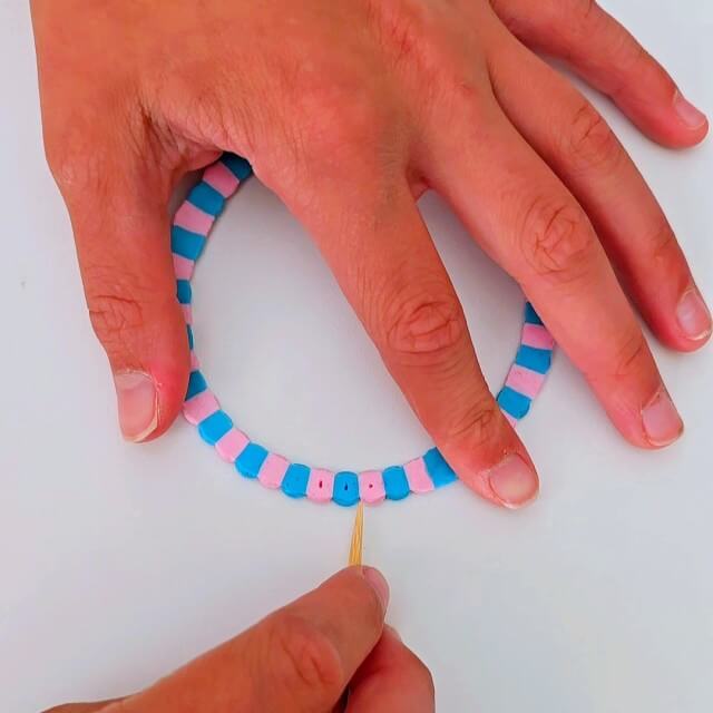 Lente en zomer knutselen: leuke ideeën voor kinderen. Hoe leuk is deze zelfgeknutselde bellenblaas van strijkkralen? Je maakt een rondje van strijkkralen, dat je strijkt. Vervolgens prik je er voorzichtig een satéprikker in. Voor kleintjes kun je de strijkkralen rand het beste dubbel maken, dan is het wat steviger.