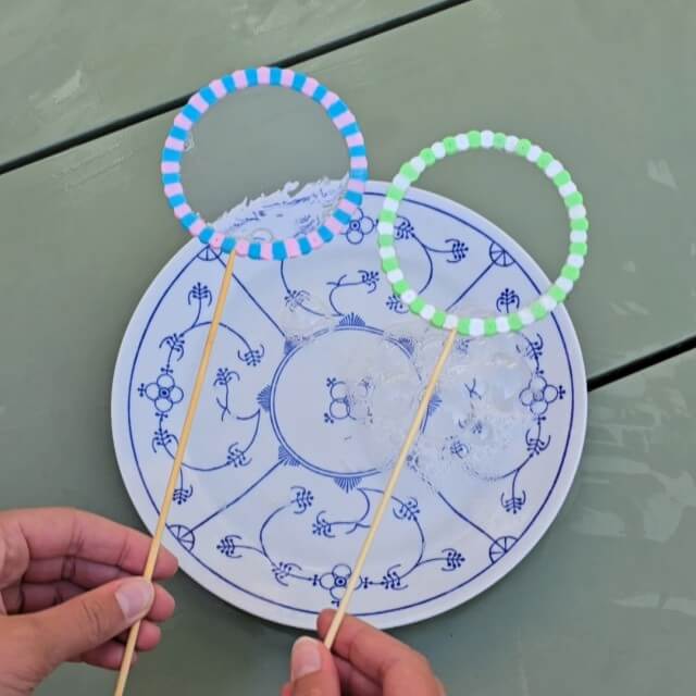 Lente en zomer knutselen: leuke ideeën voor kinderen. Hoe leuk is deze zelfgeknutselde bellenblaas van strijkkralen? Je maakt een rondje van strijkkralen, dat je strijkt. Vervolgens prik je er voorzichtig een satéprikker in. Voor kleintjes kun je de strijkkralen rand het beste dubbel maken, dan is het wat steviger.