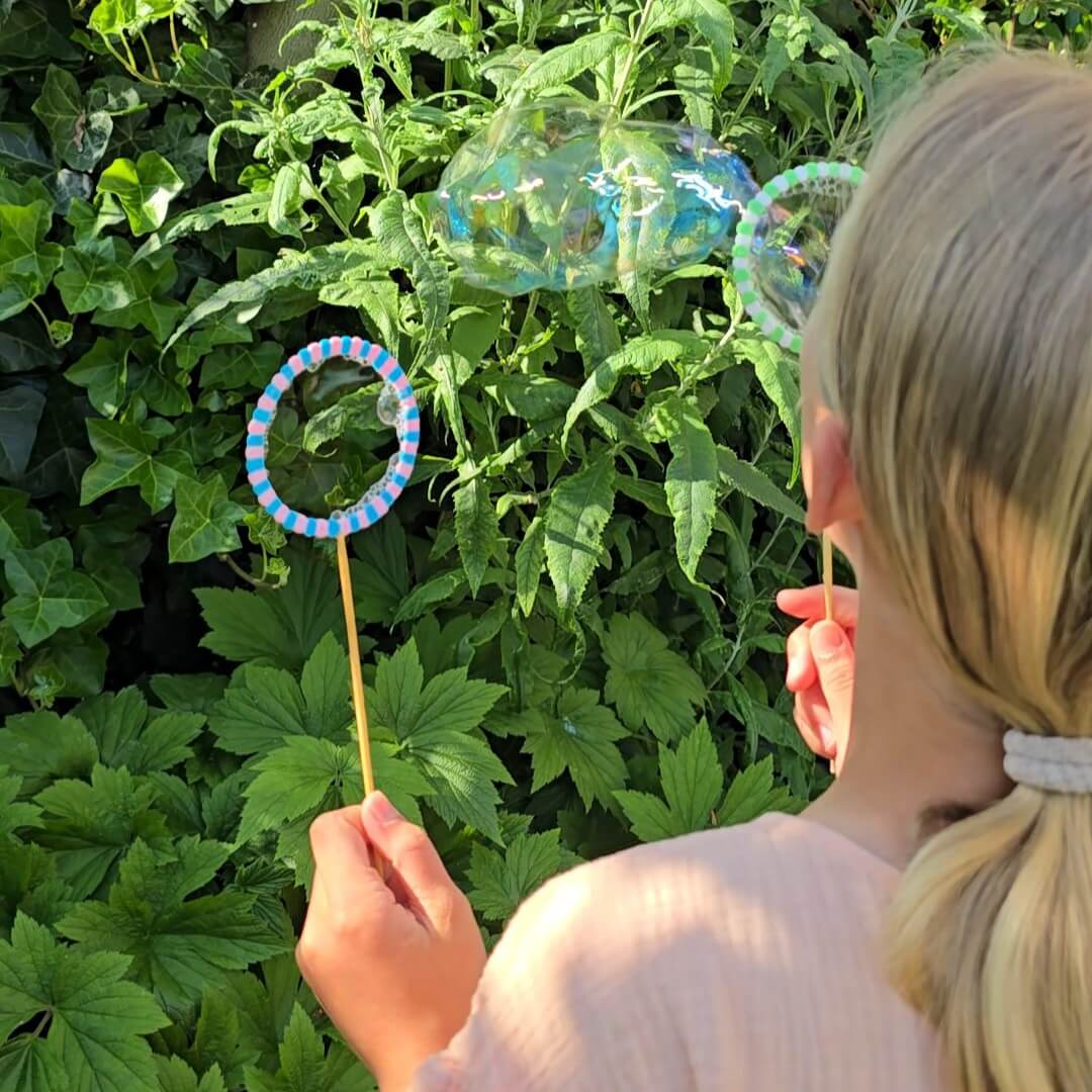 Lente en zomer knutselen: leuke ideeën voor kinderen. Hoe leuk is deze zelfgeknutselde bellenblaas van strijkkralen? Je maakt een rondje van strijkkralen, dat je strijkt. Vervolgens prik je er voorzichtig een satéprikker in. Voor kleintjes kun je de strijkkralen rand het beste dubbel maken, dan is het wat steviger.